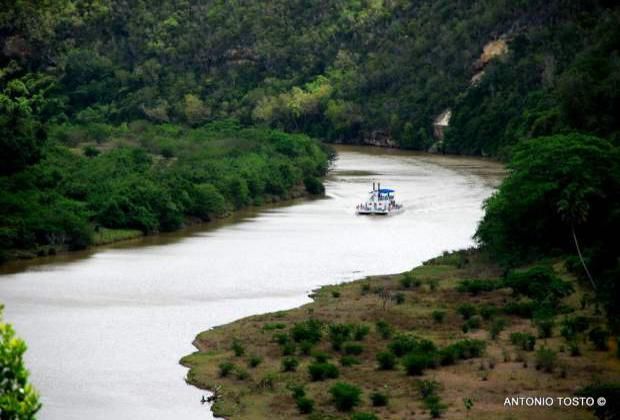 Rio Chavon - tropical jungle on the banks